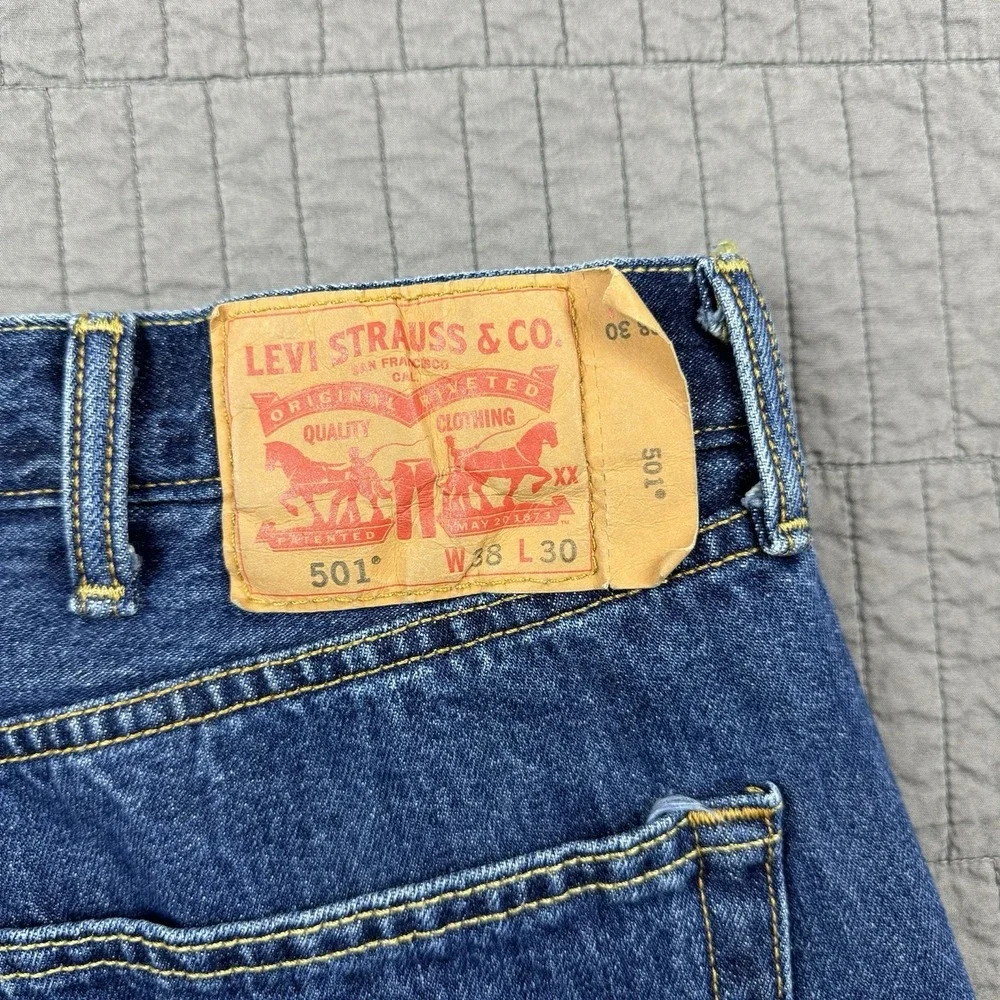 Levis 501 Jeans Men 38x30 (36x30) Blue Medium Wash Button Fly Straight Leg Denim